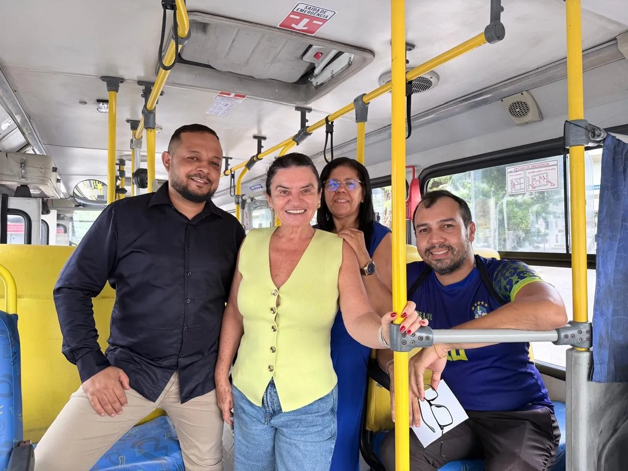 Cooperados da Transcoop Natal no interior de um ônibus da frota